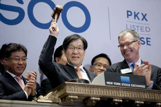 9일(현지시간) 뉴욕 증권거래소에서 권오준 포스코 회장(가운데)은 NYSE 존 머렐 부사장(오른쪽)과 임직원들이 함께 하는 가운데 폐장을 알리는 타종식을 하고 있다. 사진= 포스코 제공